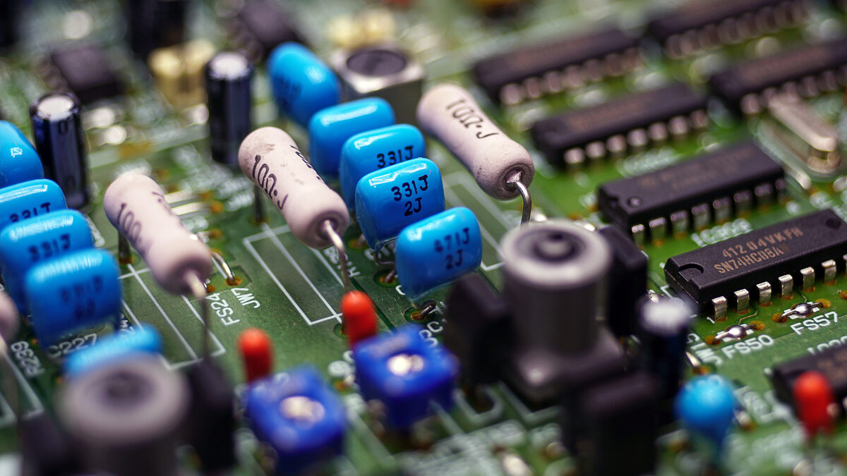 Componentes eletrônicos em close-up sobre placa de circuito