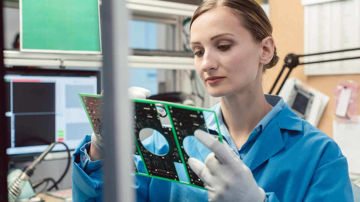 Inspeção óptica de controle de qualidade de um produto eletrônico