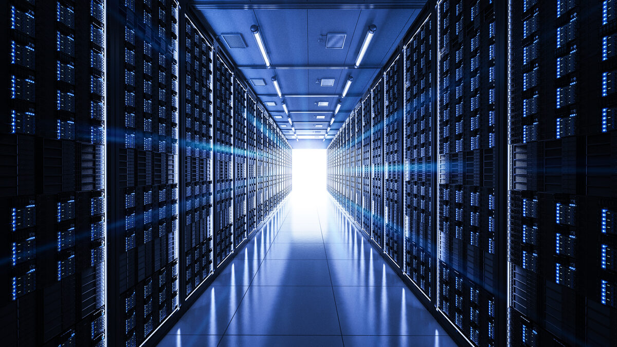Sala de servidores de data center — demanda de IA pressionando a cadeia